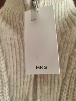 Chaleco de lana beige cuello alto cremallera