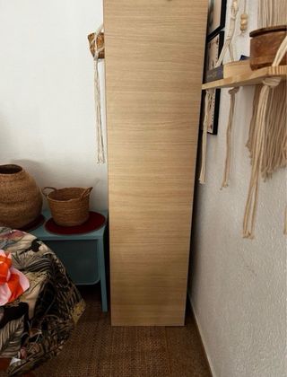 Estantería de madera con puerta