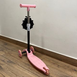 Patinete infantil rosa con diseño de mariquita
