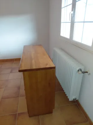 Scrivania in legno con cassetti