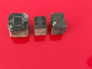 Conjunto sellos plomo y madera imprenta