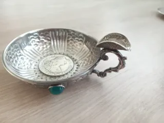 Catador antiguo de vino de plata con gema