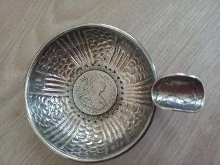 Catador antiguo de vino de plata con gema