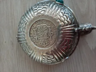 Catador antiguo de vino de plata con gema