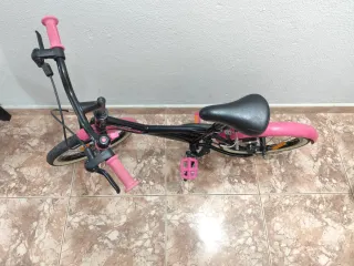 Bicicleta infantil Btwin rosa y negra