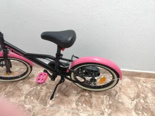 Bicicleta infantil Btwin rosa y negra