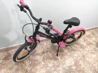 Bicicleta infantil Btwin rosa y negra