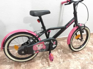 Bicicleta infantil Btwin rosa y negra