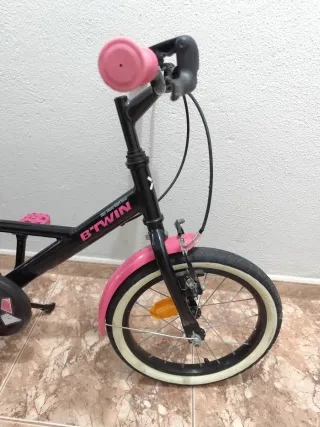 Bicicleta infantil Btwin rosa y negra