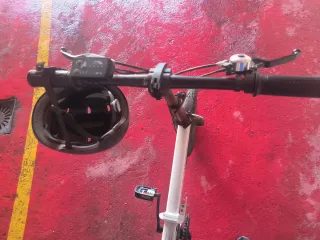 Bicicleta elettrica pieghevole bianca