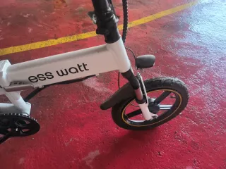 Bicicleta elettrica pieghevole bianca