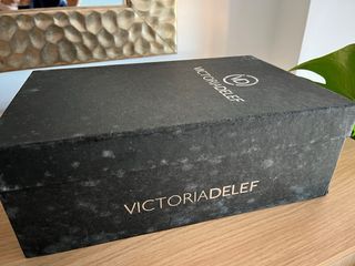 Zapatos de tacón negros con tiras