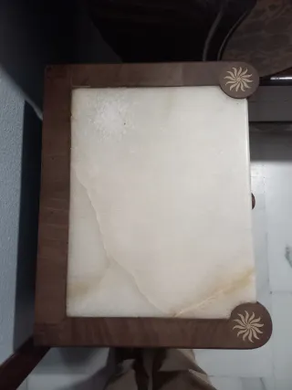 Mesitas de noche antiguas de madera y mármol