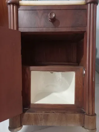 Mesitas de noche antiguas de madera y mármol