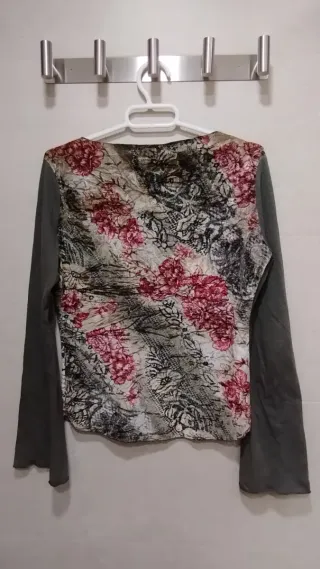 Camiseta Ke-Kaña floral gris y burdeos