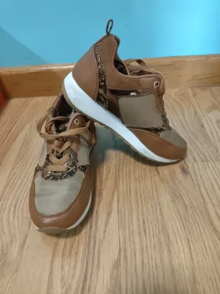 Zapatillas cuña chica beige y marrón