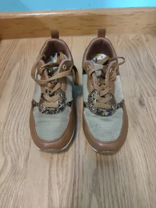 Zapatillas cuña chica beige y marrón