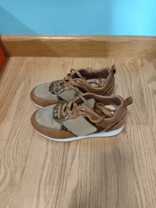 Zapatillas cuña chica beige y marrón