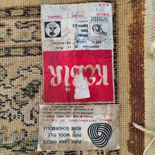 Alfombra de tela beige y marrón