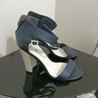 Sandálias azuis e brancas