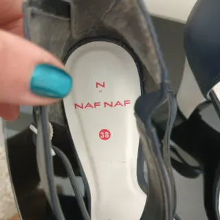 Sandálias azuis e brancas