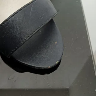 Sandálias azuis e brancas