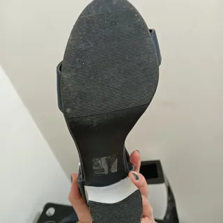 Sandálias azuis e brancas