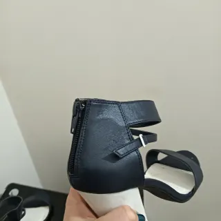 Sandálias azuis e brancas