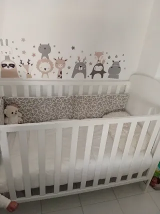 Cuna de madera blanca para bebé