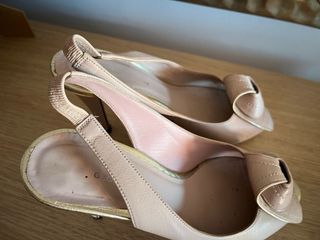 Zapatos de tacón beige y dorado talla 37