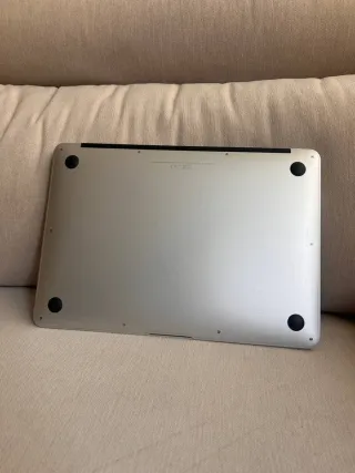 MacBook Air (13-inch, 2017). RAM 8GB, MEM 256GB.