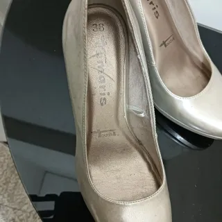 Sapatos dourados de salto alto