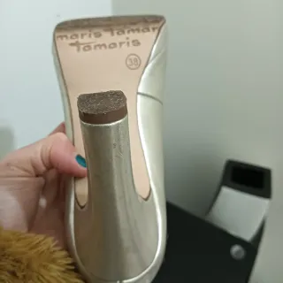 Sapatos dourados de salto alto