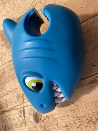 Cabeza patinete tiburón azul