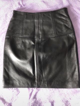 Falda de piel negra con cremallera