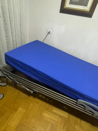 Cama articulada hospitalaria