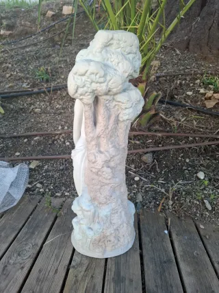 Figura de porcelana mujer con jarra LLADRÓ