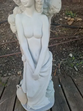 Figura de porcelana mujer con jarra LLADRÓ