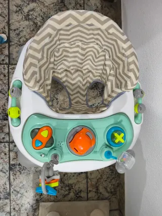 Correpasillos infantil con música.