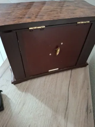 Joyero musical vintage color madera y dorado