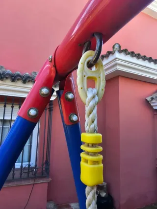 Columpio infantil azul y rojo