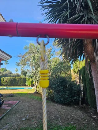 Columpio infantil azul y rojo