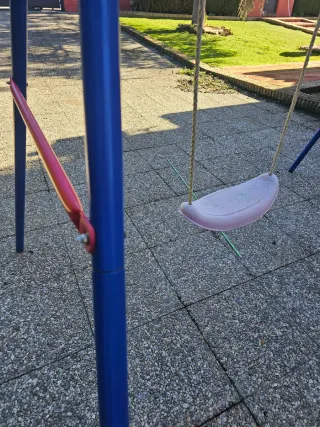 Columpio infantil azul y rojo