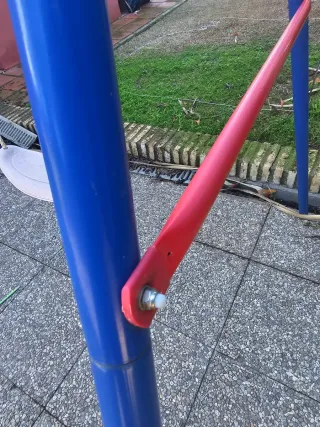 Columpio infantil azul y rojo