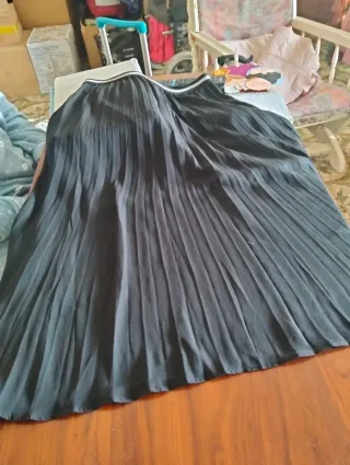 Falda plisada negra