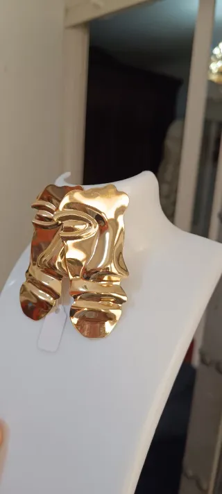 Pendientes dorados diseño caras