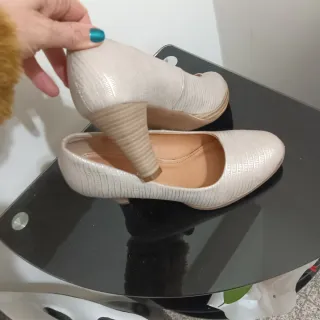 Sapatos Salto Alto Bege e Prata