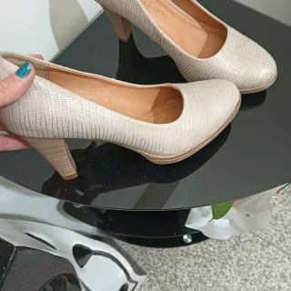 Sapatos Salto Alto Bege e Prata