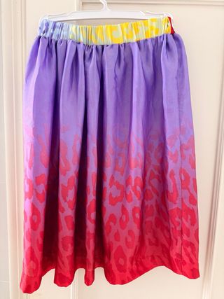 Falda de satén con estampado animal