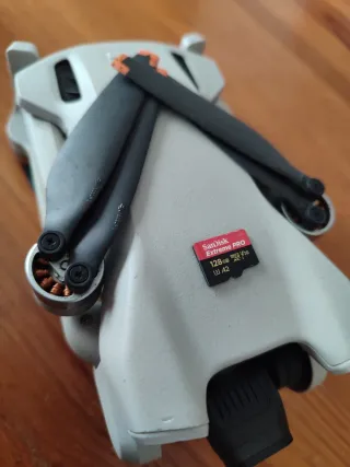 DJI Mini 3 Drone con Mando y 2 Baterías